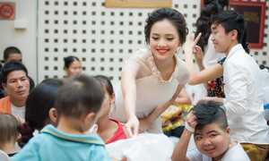 Tố Như - 'Gương mặt khả ái' của Hoa hậu Việt Nam vui trung thu cùng bệnh nhân nhí