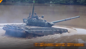Video: Tăng Т-72 của Nga lặn như tàu ngầm qua hồ nước sâu