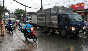 Bé trai 4 tuổi bị xe tải cán chết trên đường đi học về