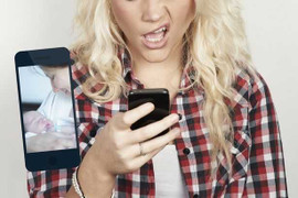 Bố mẹ bị thiếu nữ kiện vì đăng 500 ảnh thời thơ ấu lên Facebook