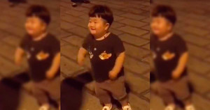 Cậu bé đáng yêu nhún nhảy giữa phố 'đốn tim' cộng đồng mạng