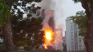 Hoảng loạn vì quán karaoke cháy nổ như bom trên đường Nguyễn Khang