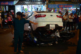 Lùi xe bất cẩn, tài xế ô tô đè bẹp 6 xe máy