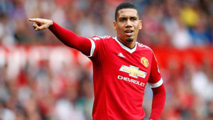 Smalling không thể đi tiểu, phải nhờ cảnh sát đưa ra sân bay