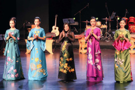 Nhà thiết kế Lan Hương mang áo dài truyền thống đến Trung Quốc