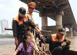 Bị chồng đánh, một phụ nữ 40 tuổi nhảy cầu Chương Dương tự tử