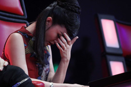 Vì sao Đông Nhi khóc nức nở trên sóng truyền hình trực tiếp?