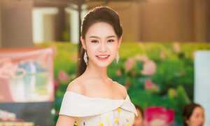 Người đẹp có học vấn ‘khủng’ nhất Hoa hậu Việt Nam khoe vai trần quyến rũ