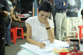 Xuân Lan, Huỳnh Đông tới viếng Minh Thuận ngay trong đêm