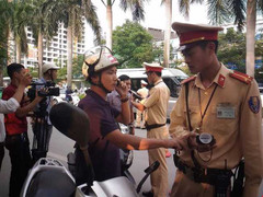 Bị CSGT yêu cầu đo nồng độ cồn, tài xế gọi cho vợ ‘câu giờ’