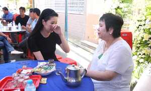 Khi đang bệnh nặng, Minh Thuận vẫn muốn tự tay may áo cho mẹ nuôi