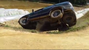 Lùi trên đường đất, ôtô trượt bánh lật nhào xuống đê