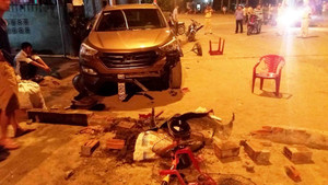 'Xe điên' tông liên hoàn trên phố, 4 người trọng thương