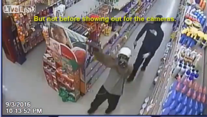 Cầm súng đi cướp cửa hàng, nhảy nhót 'uốn éo' trước camera giám sát