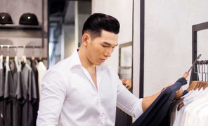 Siêu mẫu Ngọc Tình tất bật chọn trang phục lên đường thi Nam vương Đại sứ hoàn cầu