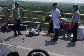 Xe hơi tông hàng loạt xe máy trên cầu Vĩnh Tuy, la liệt người bị thương