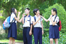 Zoom cận cảnh dây đeo đa năng đang làm mưa làm gió trên những chiếc cặp của giới học trò