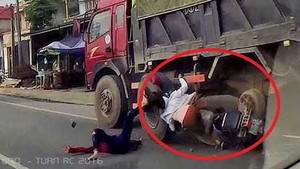 Chuyển làn vượt ẩu, 2 cô gái lao xe máy vào gầm xe tải
