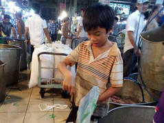 Đau lòng hình ảnh cửu vạn nhí cơ cực nơi chợ đêm giữa Sài Gòn hoa lệ