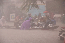 Cố đô Huế chìm trong biển nước, dân chèo xuồng trên phố