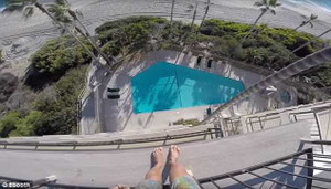 Thanh niên liều mạng 'gieo mình' xuống bể bơi từ tầng 5 khách sạn