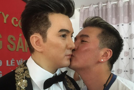 Đàm Vĩnh Hưng hôn 'em trai sinh đôi' gây 'sốc'