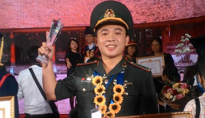 Thủ khoa Học viện Biên phòng: 'Ở đâu có ánh sáng là ở đó có thể học'