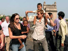 Brad Pitt bị cấm gặp con, cầu xin Angelina cơ hội thứ hai