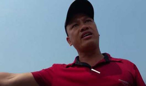 Kẻ côn đồ mặc áo đỏ đập máy quay của phóng viên trên cầu Nhật Tân là ai?