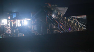 Sông Đà lâm nạn: ‘Cát tặc’ lộng hành, tại sao?