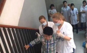 Xem nữ sinh Đan Mạch quỳ gối chăm bệnh nhân, có ai thấy xấu hổ?