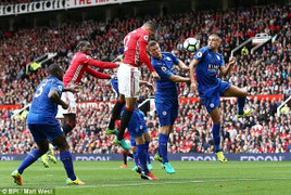 Clip: Smalling đánh đầu tung lưới Leicester City