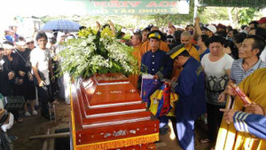 Người dân chen lấn, xô đẩy để 'xem' đám tang NSND Thanh Tòng tại nghĩa trang Gò Đen