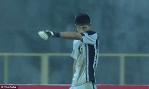 Thua bàn ngớ ngẩn, thủ môn Triều Tiên tái mặt sợ hãi