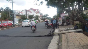 Nâng dây cáp chắn ngang đường, phụ xe tải bị xe khách kéo chết tại chỗ