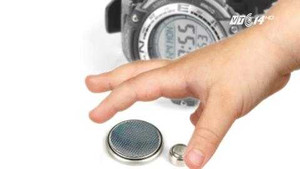 Nuốt cục pin đồ chơi nhỏ như đồng xu, bé gái 2 tuổi chết thương tâm