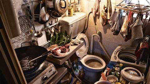 Cảnh sống khó tin trong căn hộ chật hơn chuồng gà giữa Hong Kong hoa lệ
