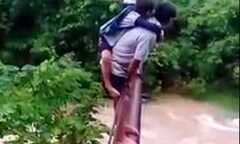 Con vắt vẻo trên lưng bố, vượt suối dữ tới trường