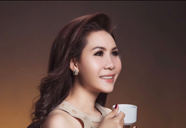 Nữ hoàng doanh nhân Kim Chi tự làm tượng sáp cho mình?