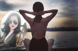 Tâm Tít mặc áo tắm, khoe thân hình gợi cảm ở Singapore