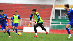 Tuyển Việt Nam tập trung: Công Vinh nhường suất tiền đạo cho thủ môn Nguyên Mạnh