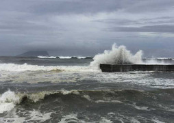 Trường học, văn phòng đóng cửa trước giờ siêu bão Megi đổ bộ