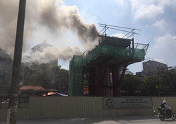 Trụ đường sắt đô thị Nhổn - Ga Hà Nội bốc cháy giữa trưa