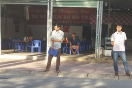 Thu hồi nợ không được, cán bộ thuế dàn hàng chặn khách trước quán ăn