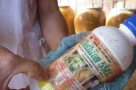 Trưởng phòng giáo dục nằm bất tỉnh cạnh chai thuốc diệt cỏ trong nhà