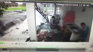 Nổ ống cống, nước thải cuồn cuộn như lũ nhấn chìm bữa tiệc gia đình