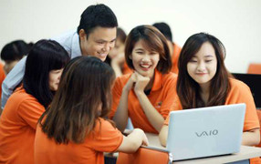 100 học sinh nghèo học giỏi nhận học bổng