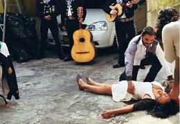 Clip cô gái ngất xỉu, ngã vật ra đất khi được bạn trai cầu hôn thu hút hàng triệu lượt xem