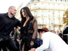 Nhà báo 'biến thái' xông vào hôn vòng 3 Kim Kardashian