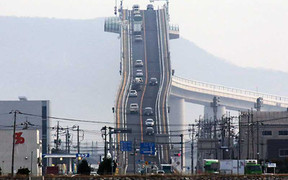 Nín thở xem ôtô đi trên cây cầu 'dựng đứng', nguy hiểm nhất thế giới